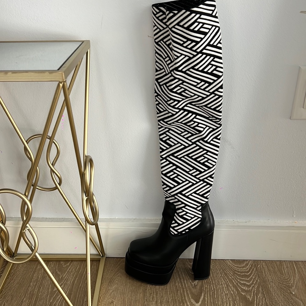Knee boot